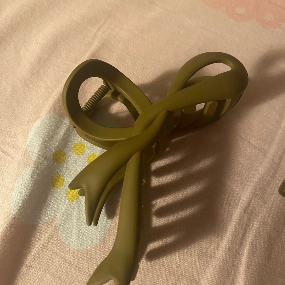 Olive Hair Clip